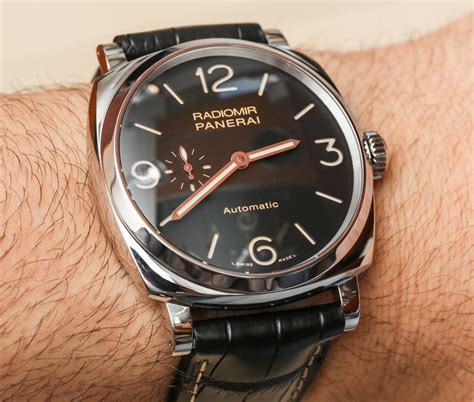 Hands on review of the Panerai Radiomir 1940 3 days .